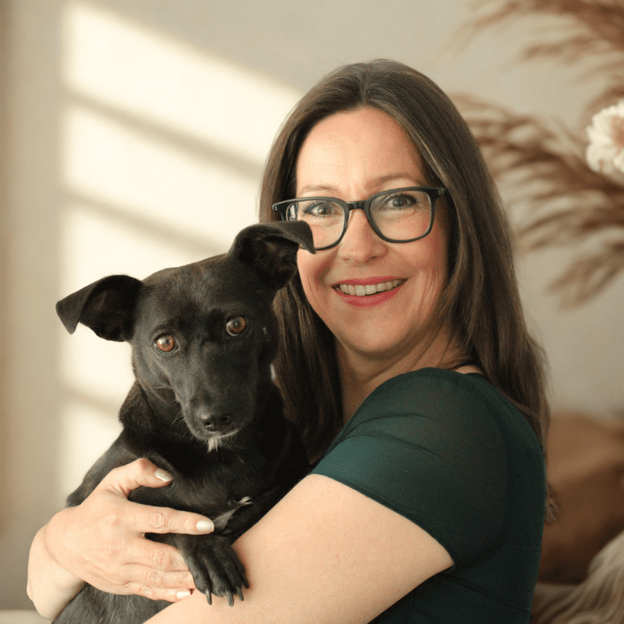 Virtual assistant die glimlacht en haar hond vasthoudt – betrouwbaar en betrokken ondersteuning voor zzp’ers